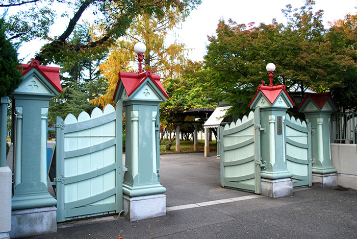 写真:奈良女子大学 正門