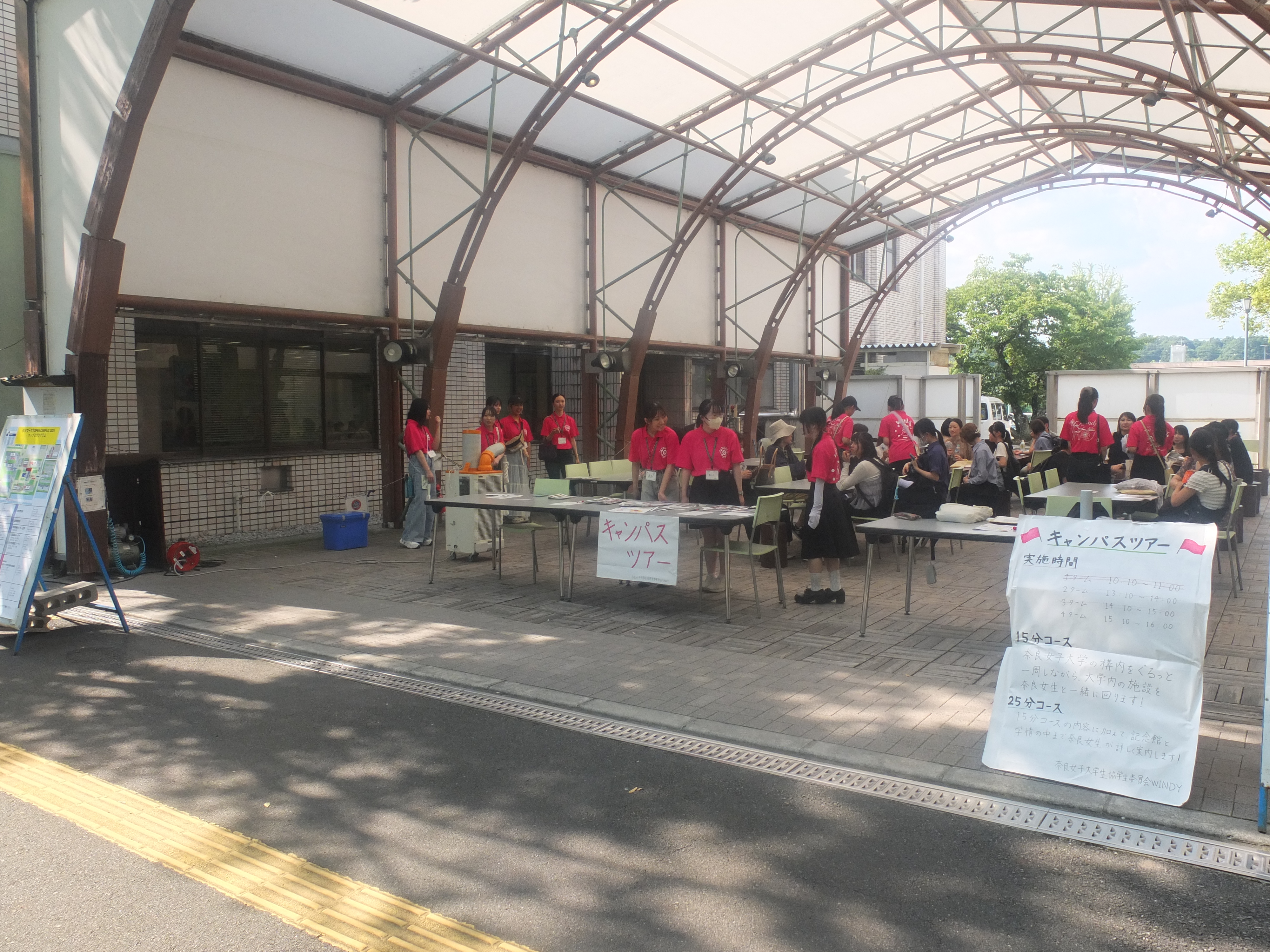 写真：在学生見学ツアー