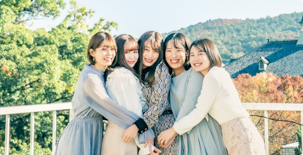 写真：女子学生5人のグループ
