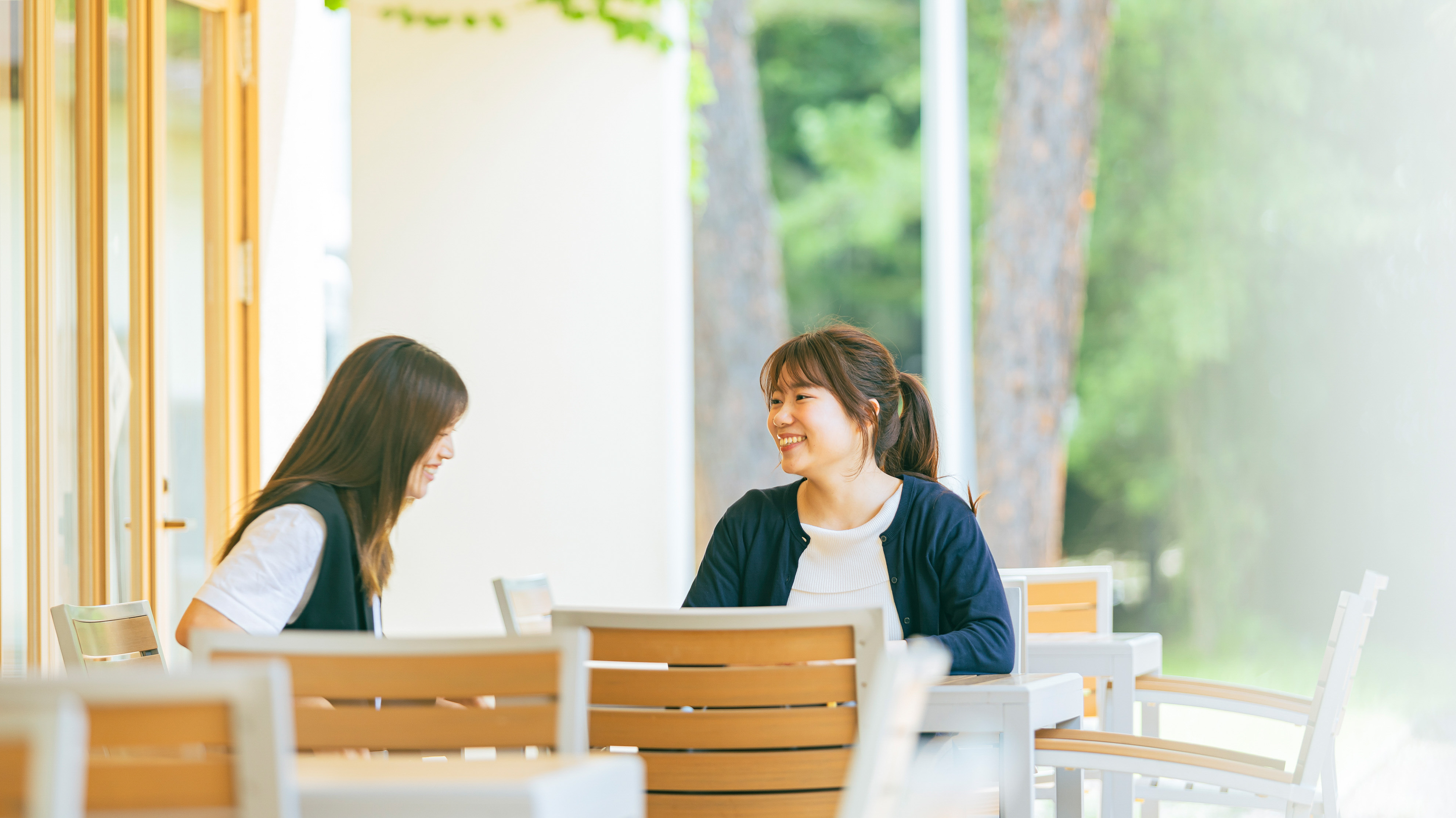写真：女子学生5人のグループ