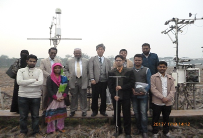 バングラデシュ農業大学（BAU）での調査 BAU試験水田での土壌採取（中央が犬伏、その左がBaten教授、2017年1月）