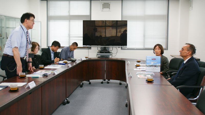 挨拶をする高田学長（左）とイスマイル学科長（右手前）